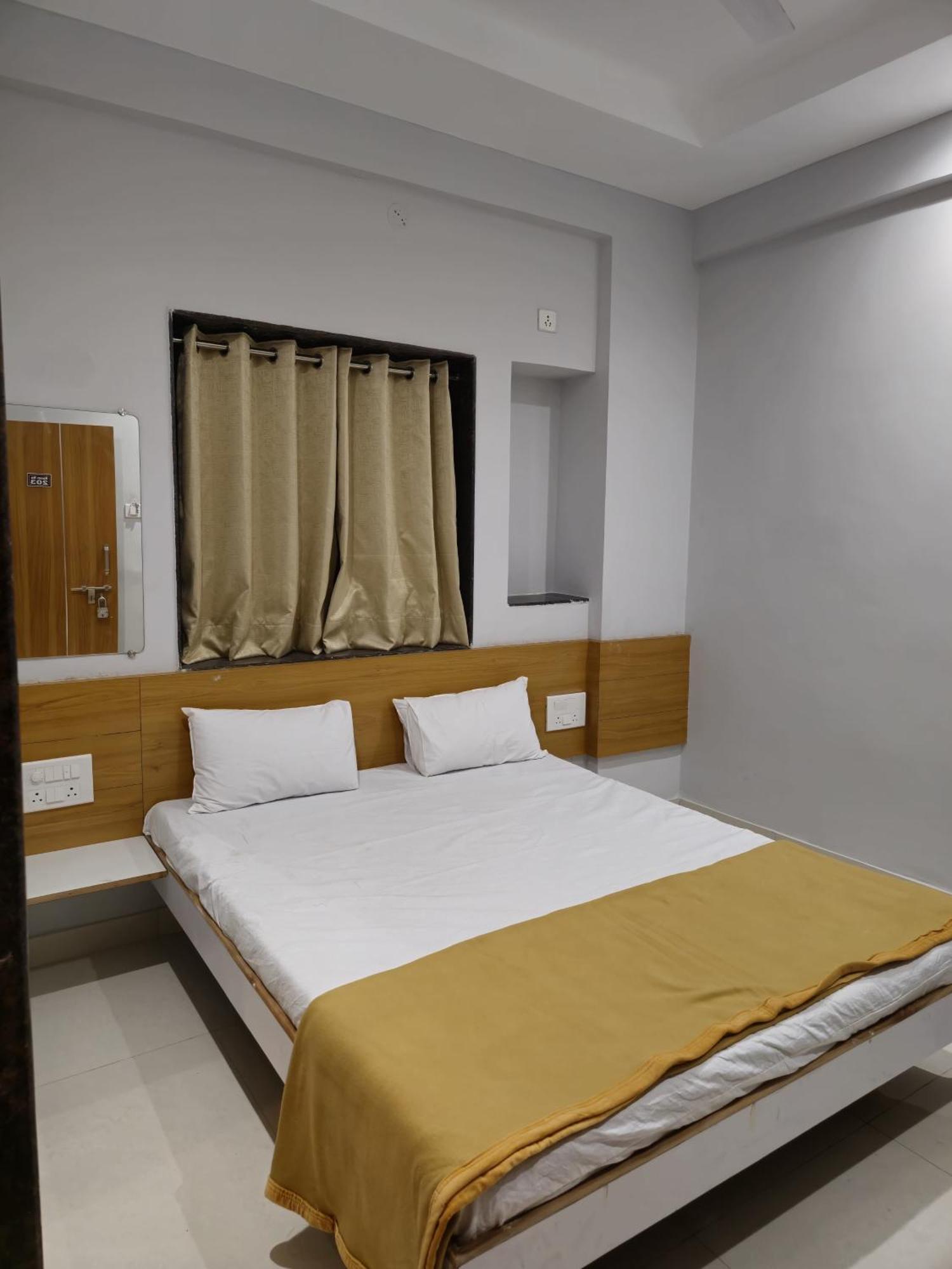 Vivanta Inn Lodge, Solapur Exterior photo
